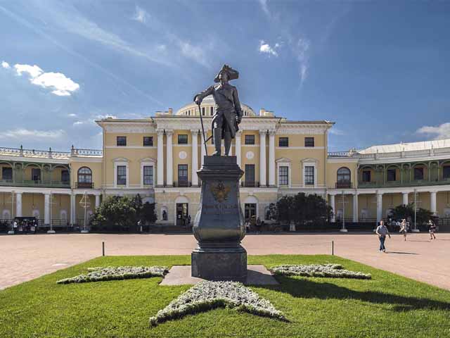 Palacio de Pablo y parque. Excursiones y tours por San Petersburgo en español