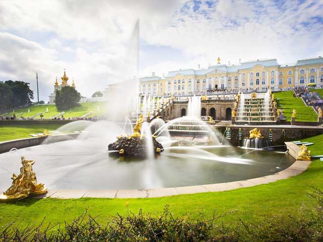 Residenza e parco delle fontane di Petrodvoretz, Peterhof di San Pietroburgo, Russia